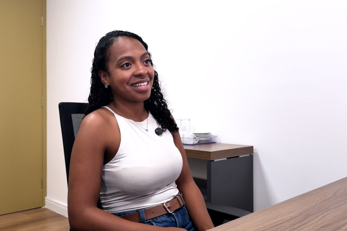 “Eu tinha muito medo de escolher uma escola. Hoje meu coração fica tranquilo, porque aqui seguem os mesmos princípios que seguimos dentro de casa.”