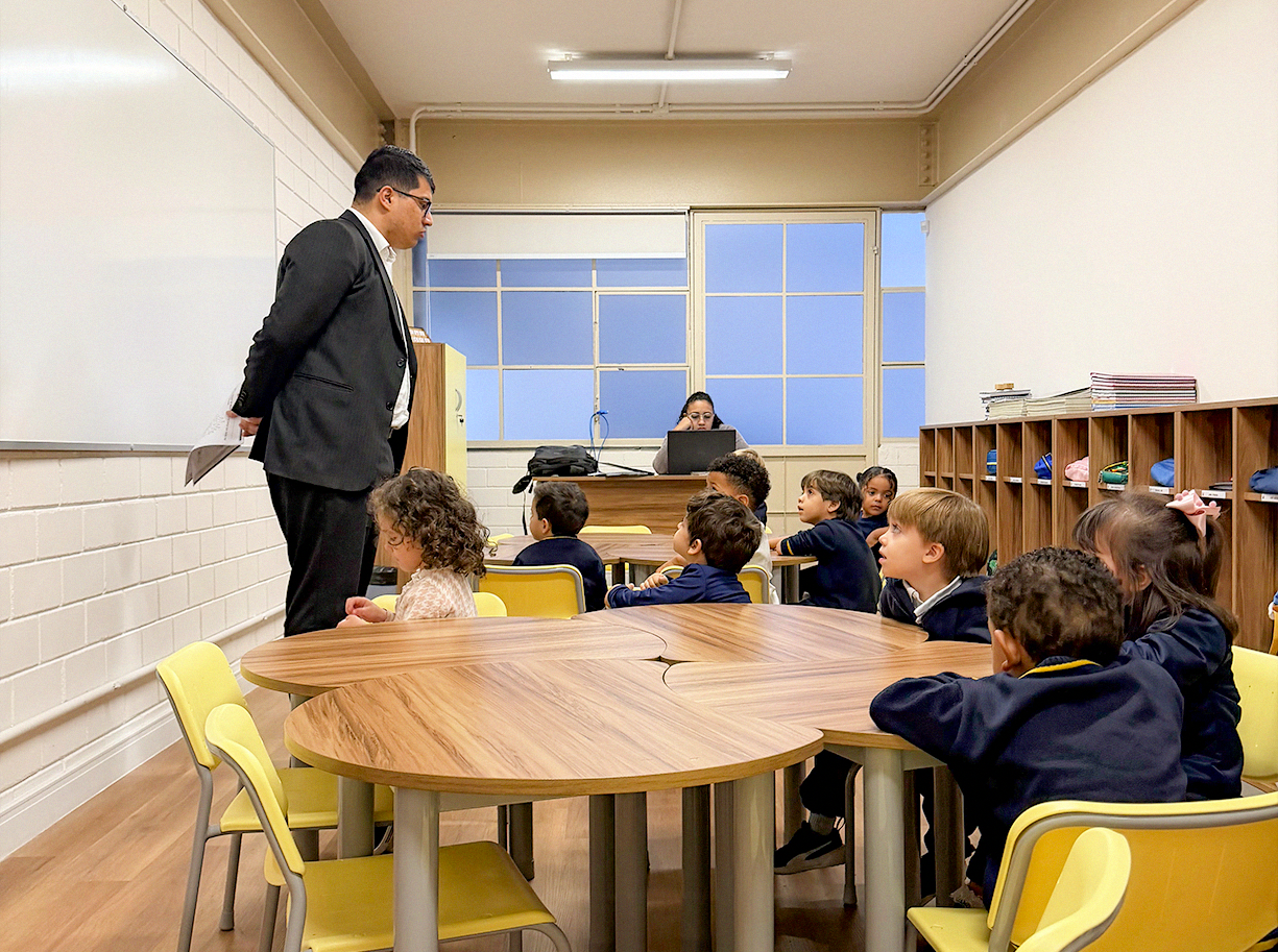Professora conduzindo a aula com a turma na ACR School