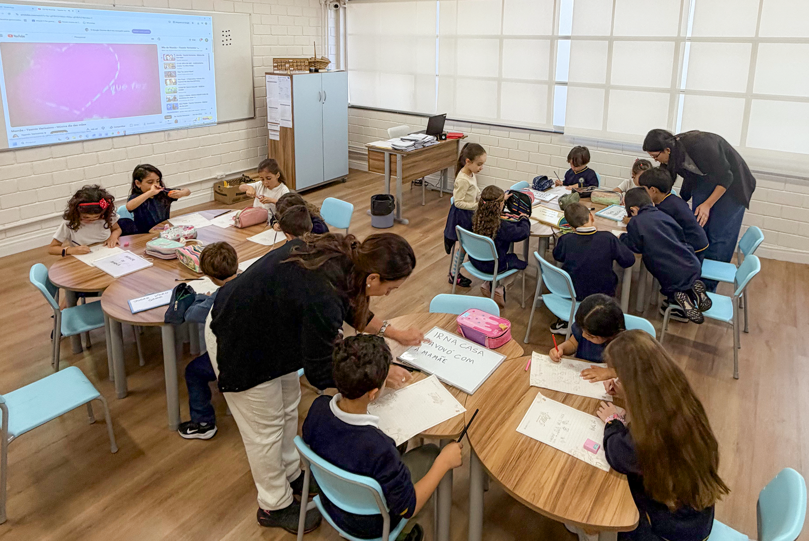 Turma da ACR School em sala de aula