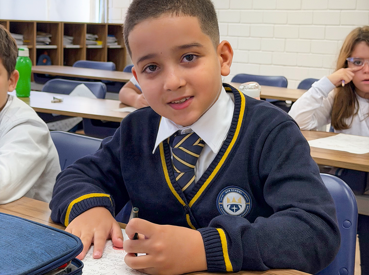 Aluno do Fundamental I da ACR School na carteira